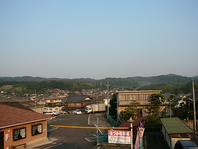 小規模に広がる住宅地の向こうに低い山地。