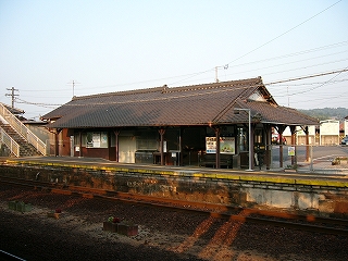 立派な瓦屋根の平屋の駅舎