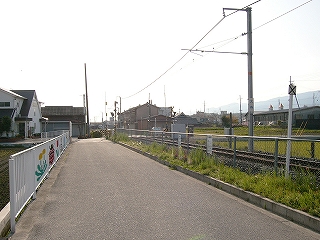 道路、フェンス、線路内。