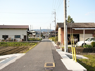 細道。両脇に畑。