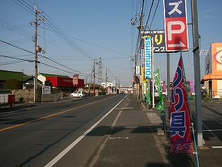 二車線の国道。中央線は追い越し禁止。