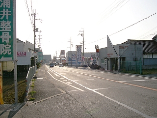 二車線の国道。いくつもの店舗が見える。