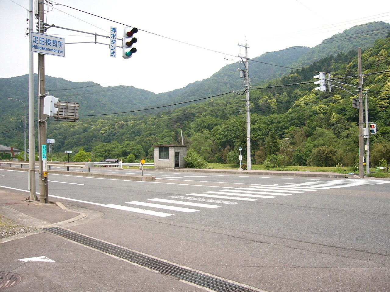 4車線国道に縦の信号。自動車は通っていない。