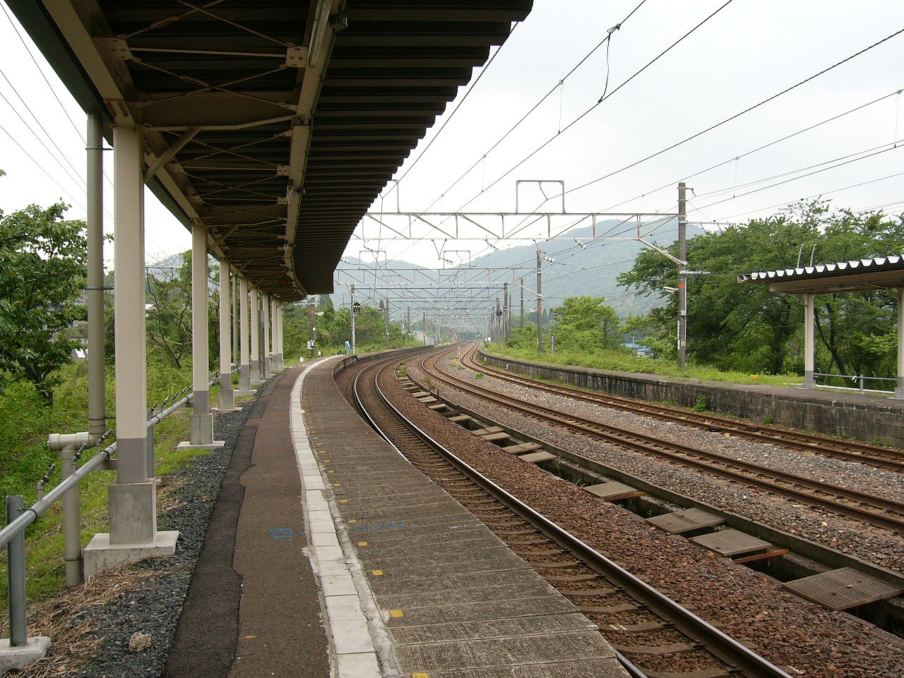 3線と長い屋根しかない長いホーム