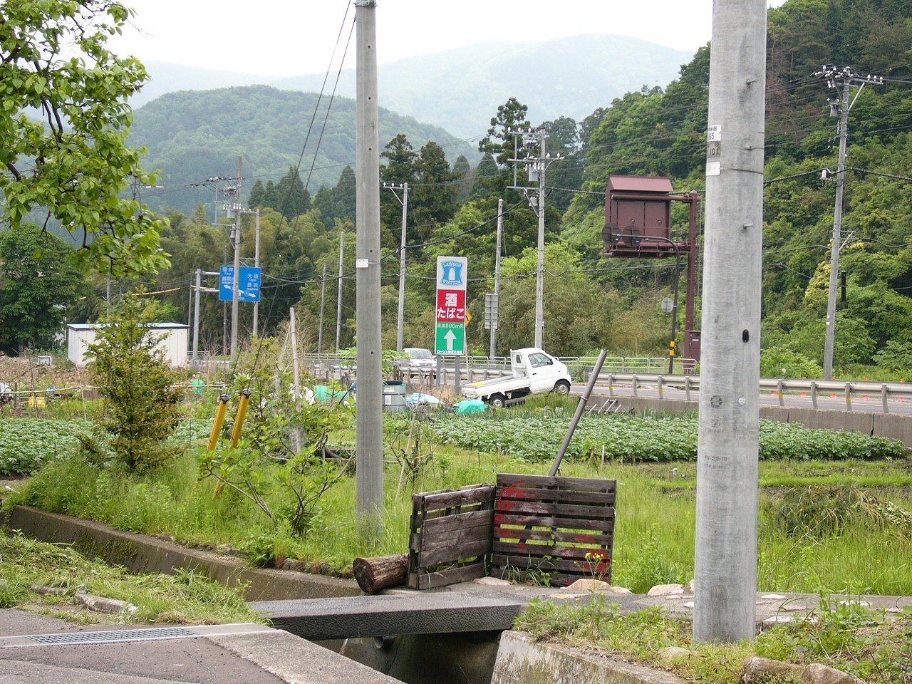 遠くにローソンの縦長の看板