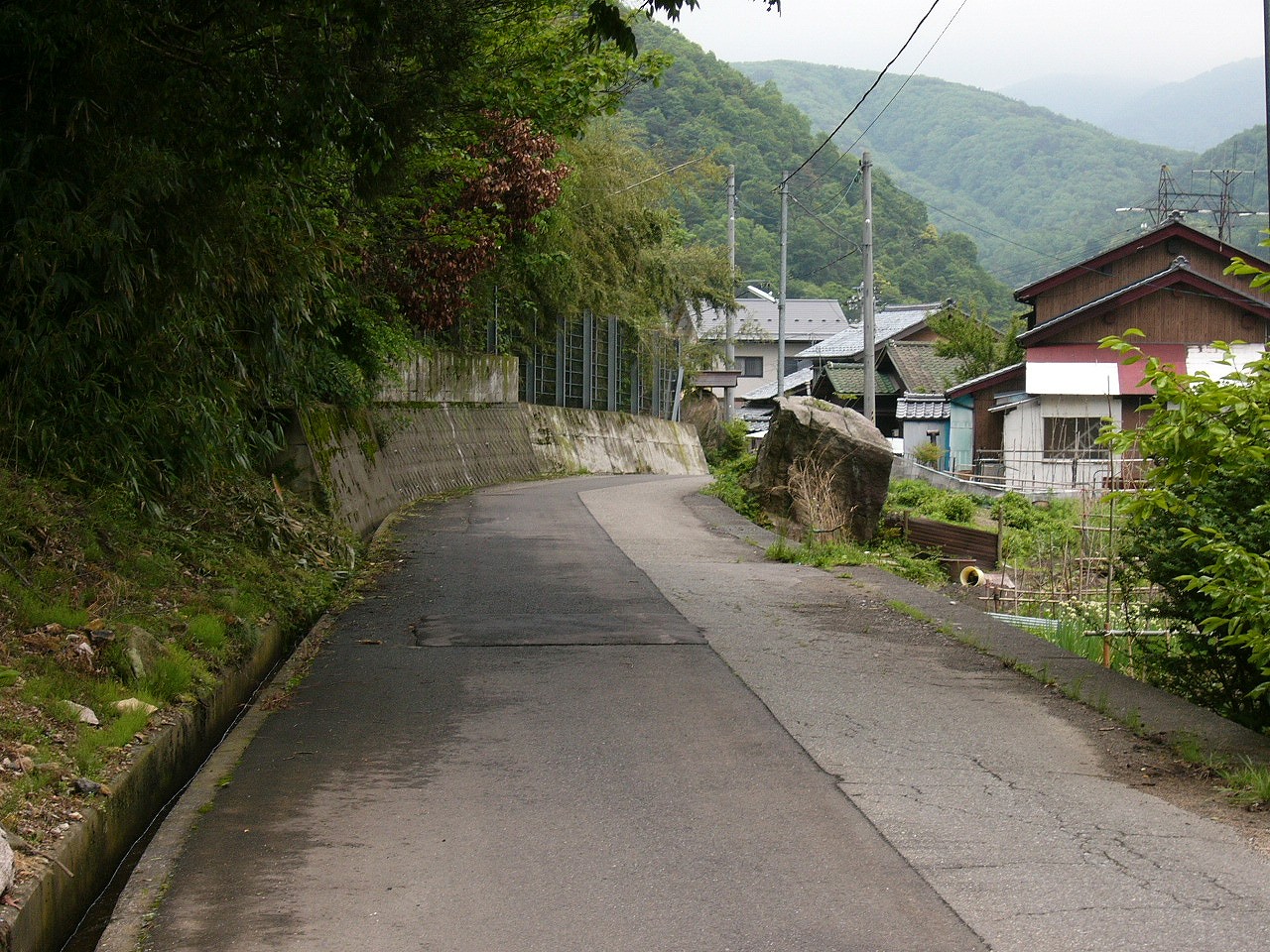 左手は山すそ、右手は民家。