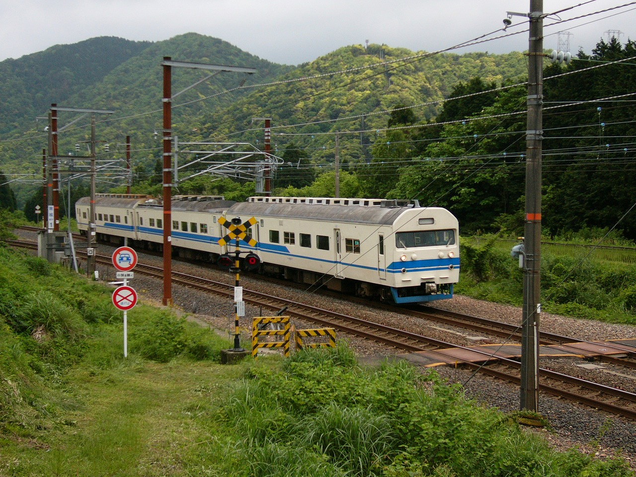 419系の列車全体を少し見下ろす感じで撮影。