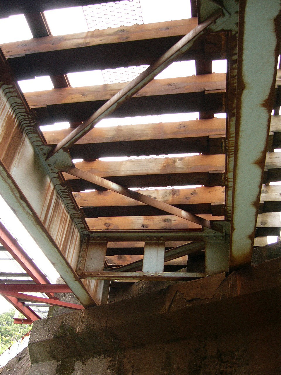 枕木の間からは光