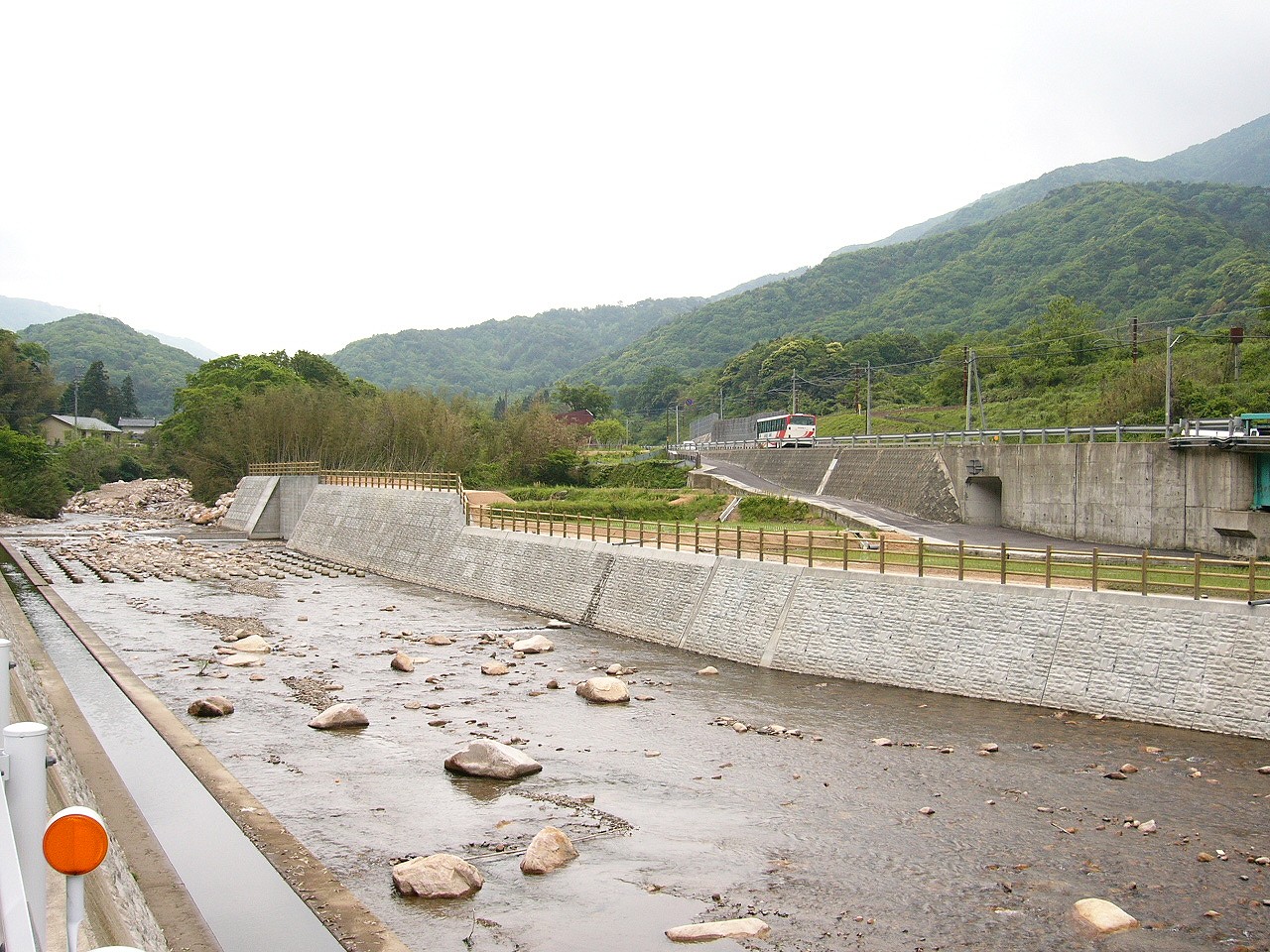 河原と道路