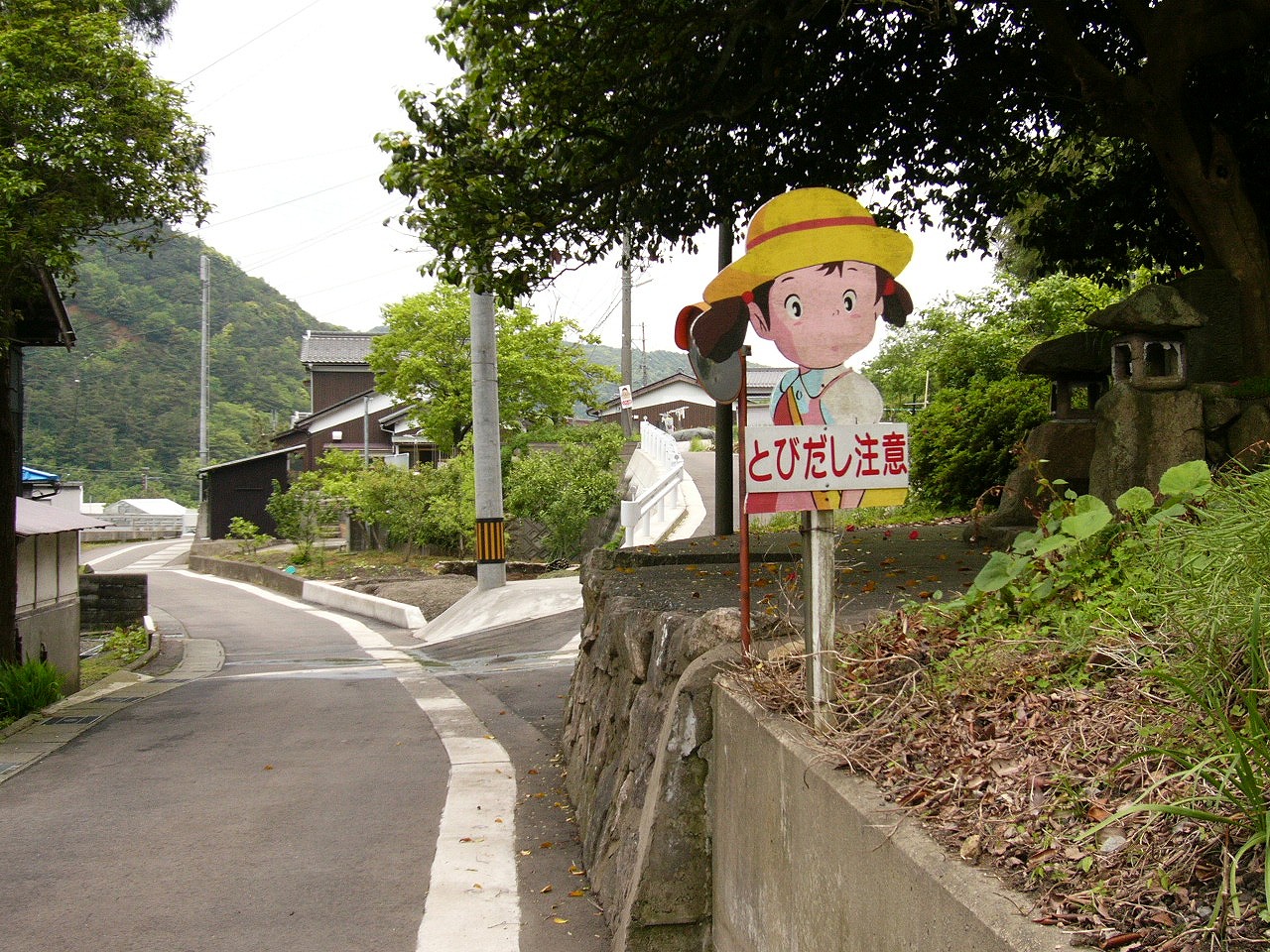 少し狭い感じの三叉路。右手は上り坂。