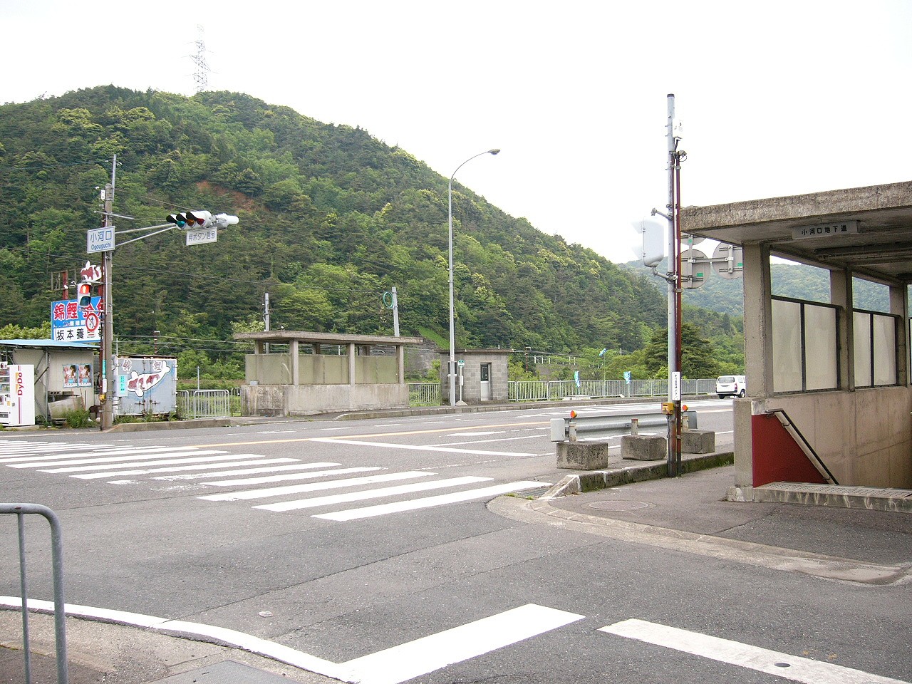 山の中の交通量の多い国道の交差点。