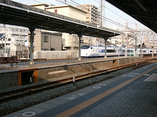 隣のホームを斜めに見て。人は誰もいない。