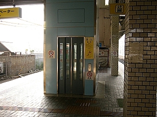 水色のエレベーター。