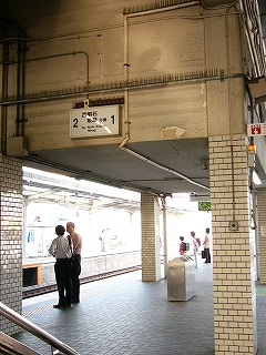 コンクリート打ち放しでできた門のような形状の部分。