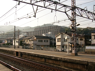 向かいのホーム越しに見る家々とマンション。