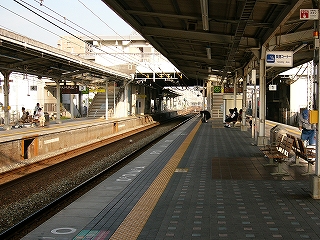 ホームと中線。隣のホームがよく見える。