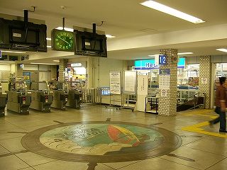 自動改札とコンビニ。