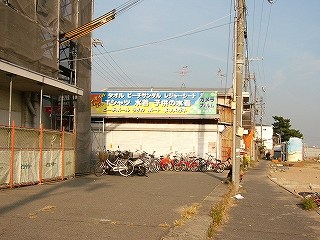 駅舎の脇と遠くに先ほどの海の家。