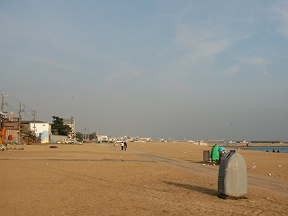 ゴミ箱のある砂浜。