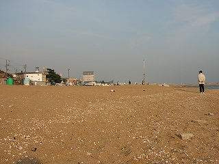 向こうに向かって少し盛り上がりが感じられる砂浜。