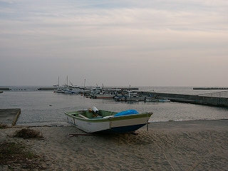 コンクリートの波止場と小型ボート。