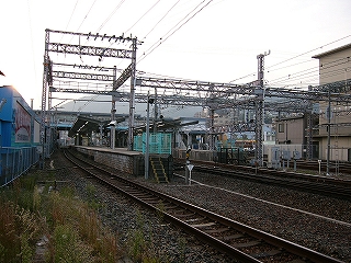 線路内の風景。少し先にホームの先端が二つある。