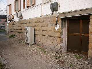 白い大きな建物の下の、石の土台。