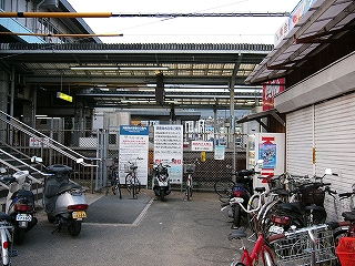 両脇に二輪車がたくさん止められた階段上り口。