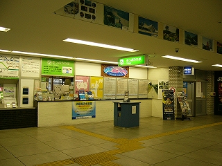 壁が全体的に引っ込んだところに作られたみどりの窓口。