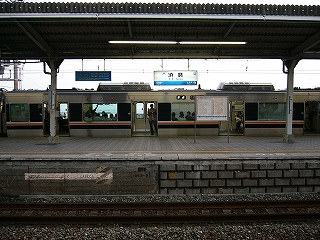 ホームに停車した列車のドアは開いていて、多くの人が座っているのが見える。