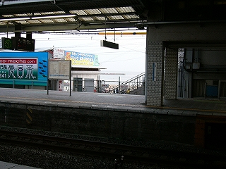 橋上コンコースのため少し暗いホームとその向こうに覗く海。