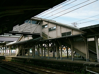 木造の跨線橋の側面