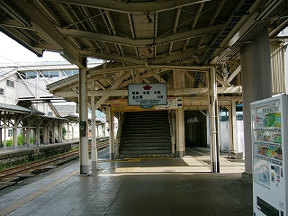 国鉄の案内板残る階段下り口