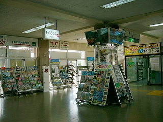 駅舎内側から見た駅舎出入口