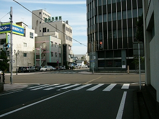 古いビルのある信号前。