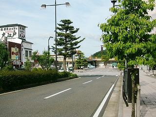 遠くに見える駅舎。