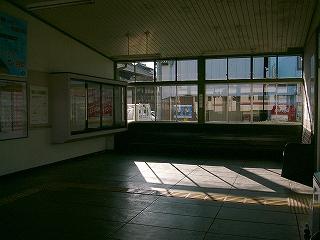 三角屋根に沿った天井の室内。待合室部はやや広めの長方形ですっきりしている。