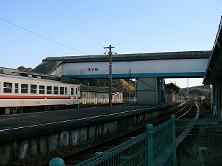 ホームと跨線橋。