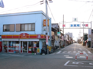 二階建ての建物。一階部がお店。