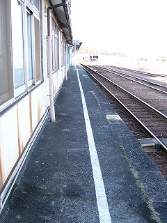 ホームの縁付近のようす。狭くて傾いている。