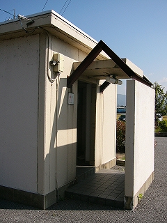 クリーム色に塗られた手入れの建物。