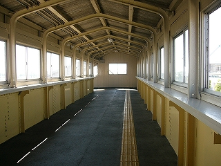 下部に黄色、上部をクリーム色で塗った跨線橋内部。