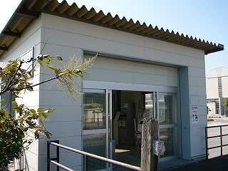 波板を載せた簡易な駅舎。壁は白いはめ込みボード。