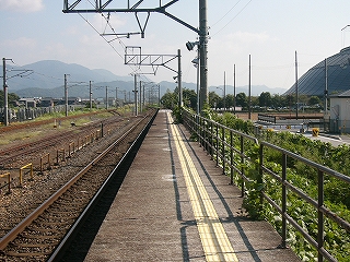 後から付け足されたような薄いコンクリート床に簡単な柵のホーム。