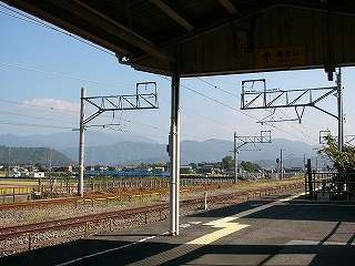 上屋の終わり手前から見た風景。分断されたトラス架線柱。遠くには幾重もの山地。