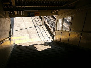 階段の降り口が明るい外に口をあけている。