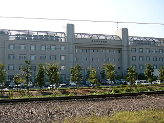 4階建ての新しい大きな建物。