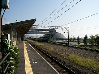 左にホーム、右に広い構内、遠くに長浜ドーム。