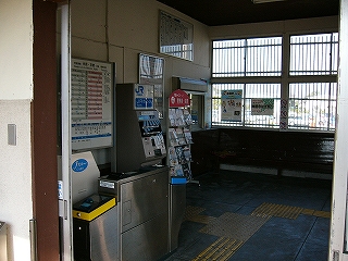 簡易自動改札機、券売機、パンフレット棚、奥に窓。