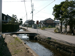 割と幅のある水路と道。